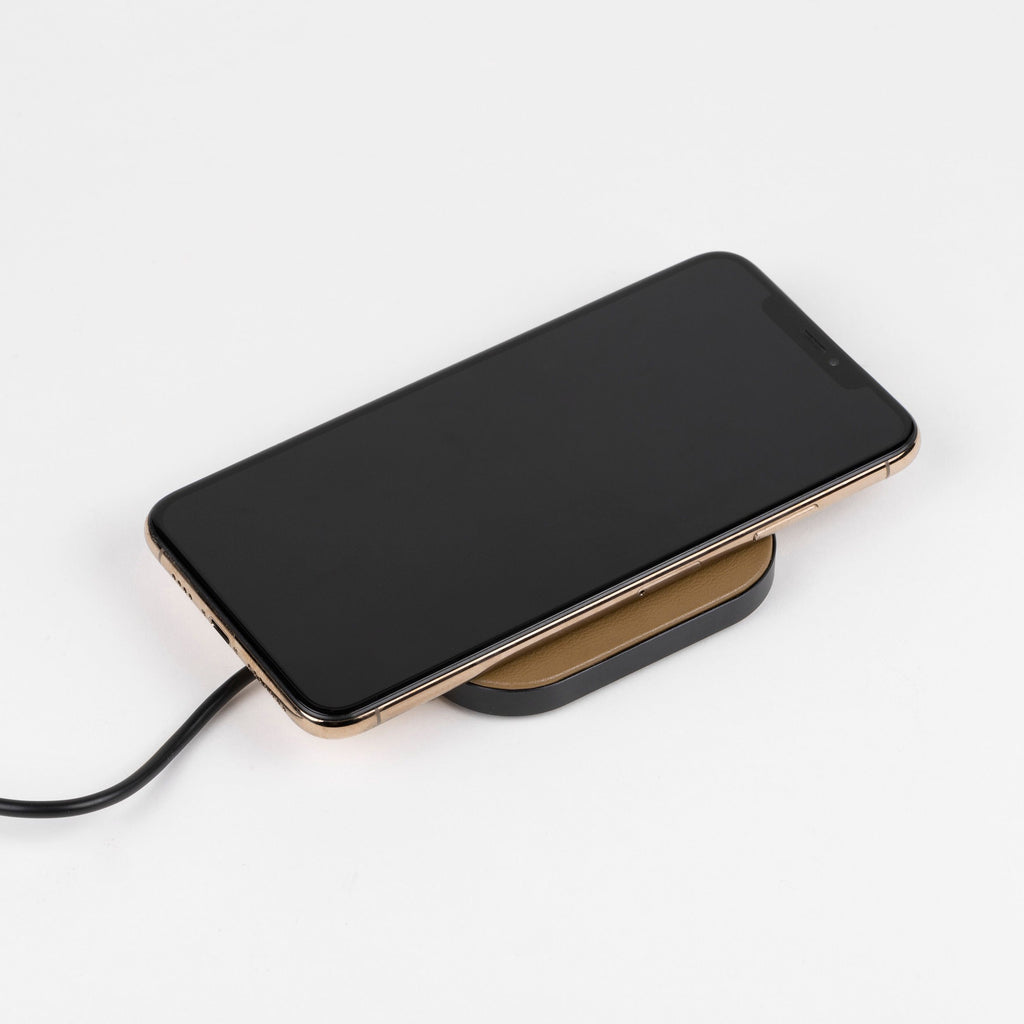  Wireless charger ICONIC in camel color from HUGO BOSS accessory